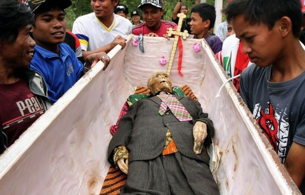 ΕΙΚΟΝΕΣ ΠΟΥ ΣΟΚΑΡΟΥΝ: Κάθε 3 χρόνια ζωντανεύουν τους νεκρούς τους 