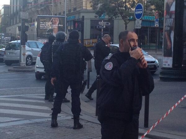 Ελεύθεροι οι δυο όμηροι από την τράπεζα της Γαλλίας (pics) 