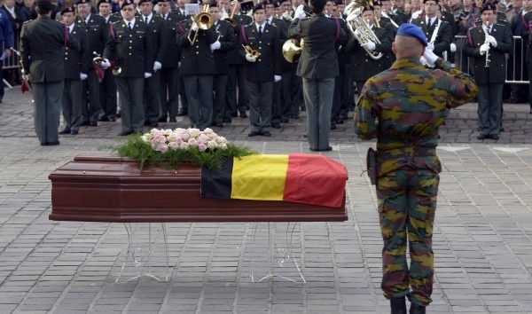 Η Μέρκελ στην κηδεία του πρώην πρωθυπουργού του Βελγίου (photos)
