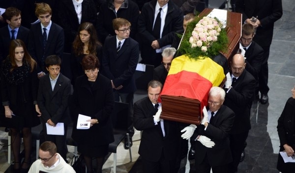 Η Μέρκελ στην κηδεία του πρώην πρωθυπουργού του Βελγίου (photos)