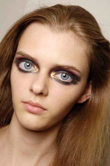 Το μοντέλο με τα τεράστια μάτια κούκλας που προκαλεί αίσθηση