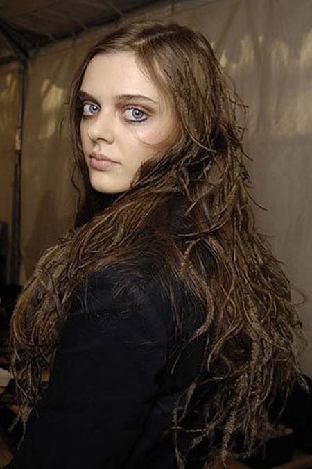 Το μοντέλο με τα τεράστια μάτια κούκλας που προκαλεί αίσθηση