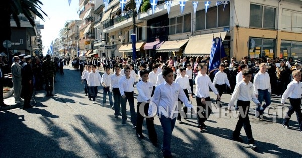 Μεσολόγγι: Μαθητές αγνόησαν τους πολιτικούς στην εξέδρα των επισήμων