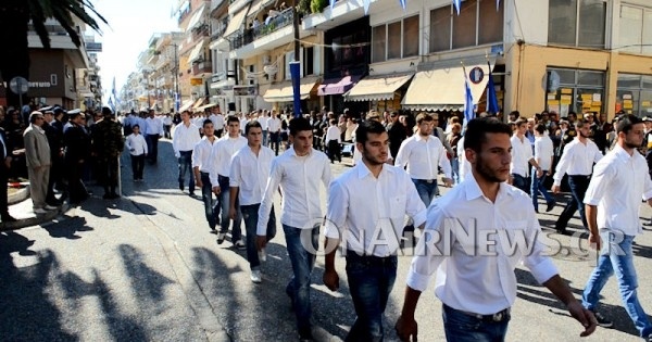 Μεσολόγγι: Μαθητές αγνόησαν τους πολιτικούς στην εξέδρα των επισήμων