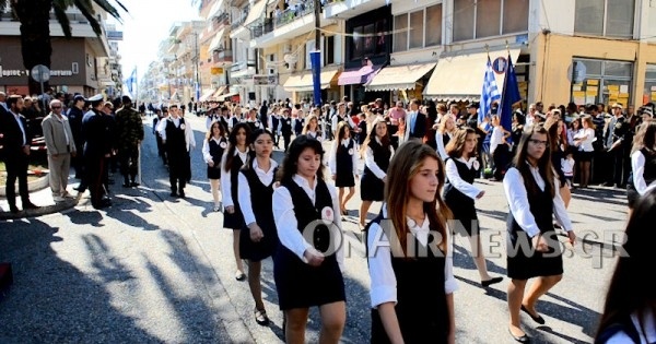 Μεσολόγγι: Μαθητές αγνόησαν τους πολιτικούς στην εξέδρα των επισήμων