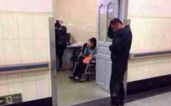 Έπαθαν ΣΟΚ: Περίμενε στην ουρά με ένα... μαχαίρι στο κεφάλι!