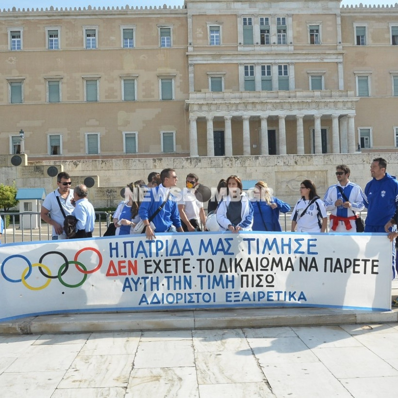 Έξω από τη Βουλή οι Ολυμπιονίκες (pics+vid)