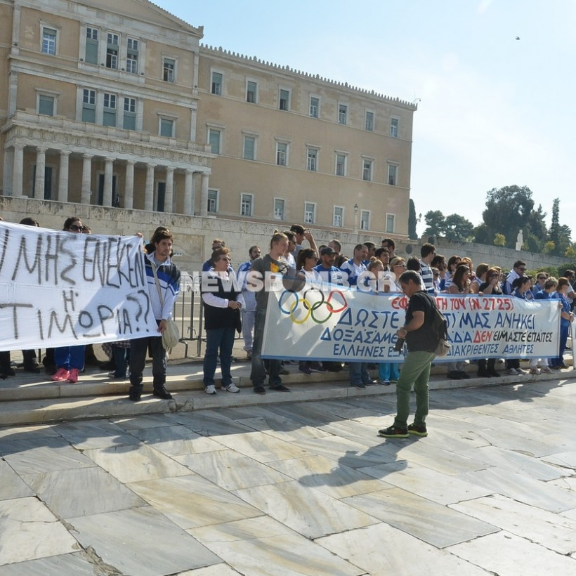 Έξω από τη Βουλή οι Ολυμπιονίκες (pics+vid)