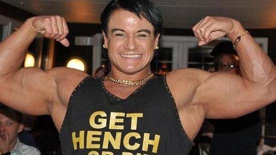 Η τρομακτική μεταμόρφωση μιας ξανθιάς barwoman