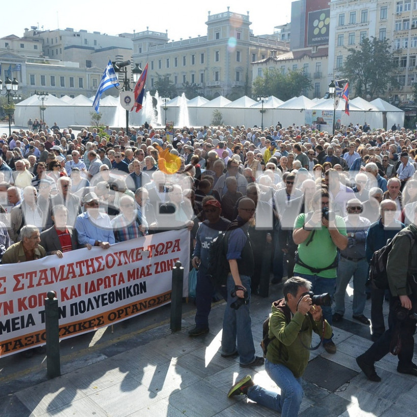 Δυναμική κινητοποίηση συνταξιούχων στο κέντρο της Αθήνας (pics+vid)