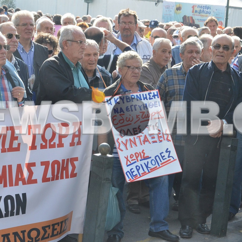 Δυναμική κινητοποίηση συνταξιούχων στο κέντρο της Αθήνας (pics+vid)