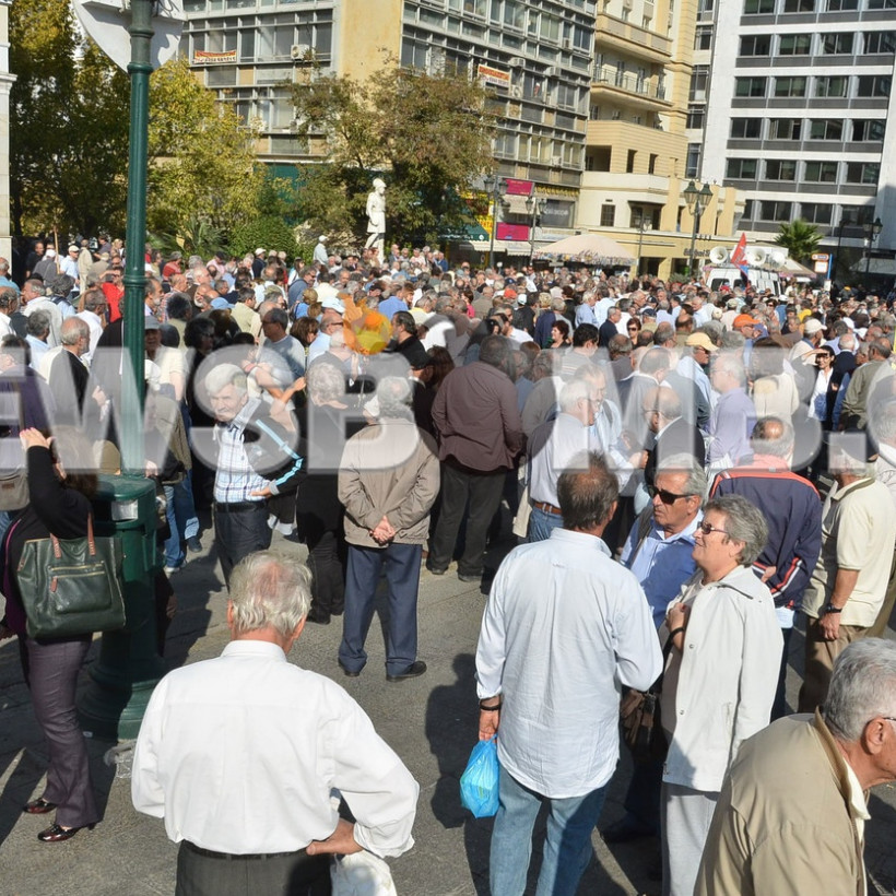 Δυναμική κινητοποίηση συνταξιούχων στο κέντρο της Αθήνας (pics+vid)