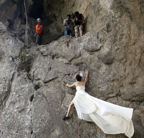 Παντρεύτηκαν στην άκρη του γκρεμού! ( pics)