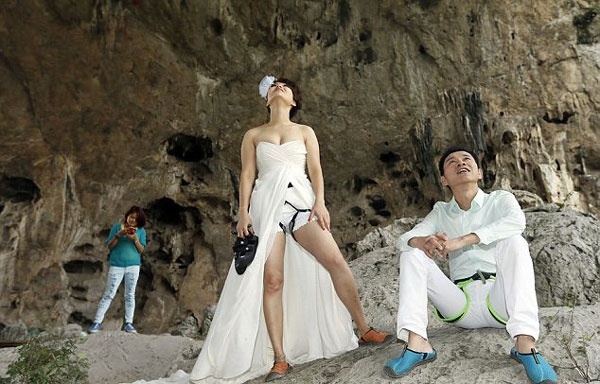 Παντρεύτηκαν στην άκρη του γκρεμού! ( pics)