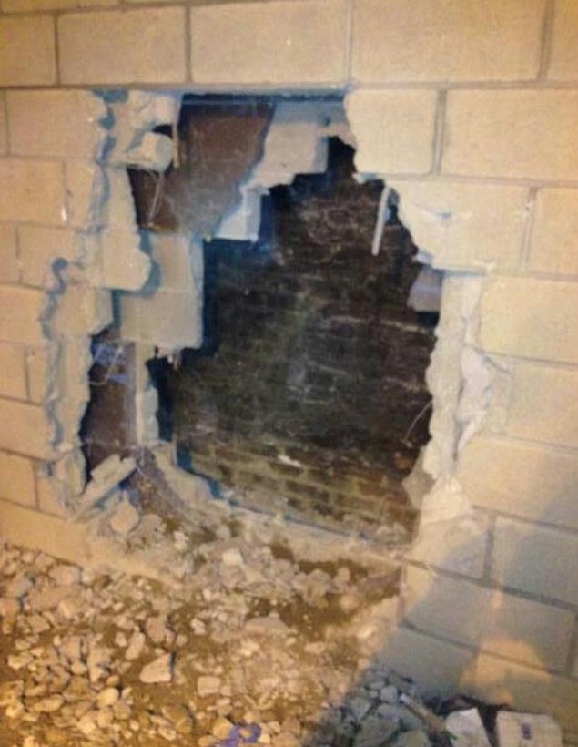 Απίστευτο: Φοιτητής σφήνωσε ανάμεσα σε... δυο κτίρια! (pics)