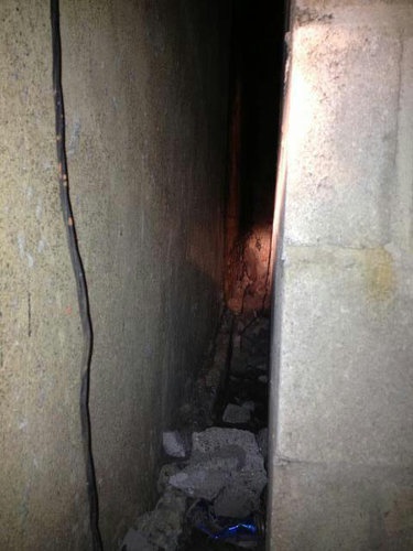 Απίστευτο: Φοιτητής σφήνωσε ανάμεσα σε... δυο κτίρια! (pics)