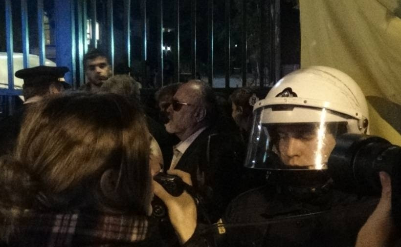 ΔΕΙΤΕ LIVE: Επεισόδια και χημικά στην ΕΡΤ (pics)