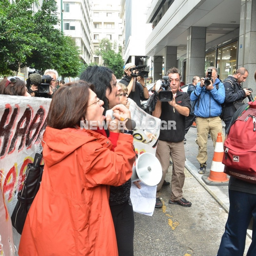 Τροχαίο μηχανής με αυτοκίνητο που μετέφερε στελέχη της τρόικας (vid)