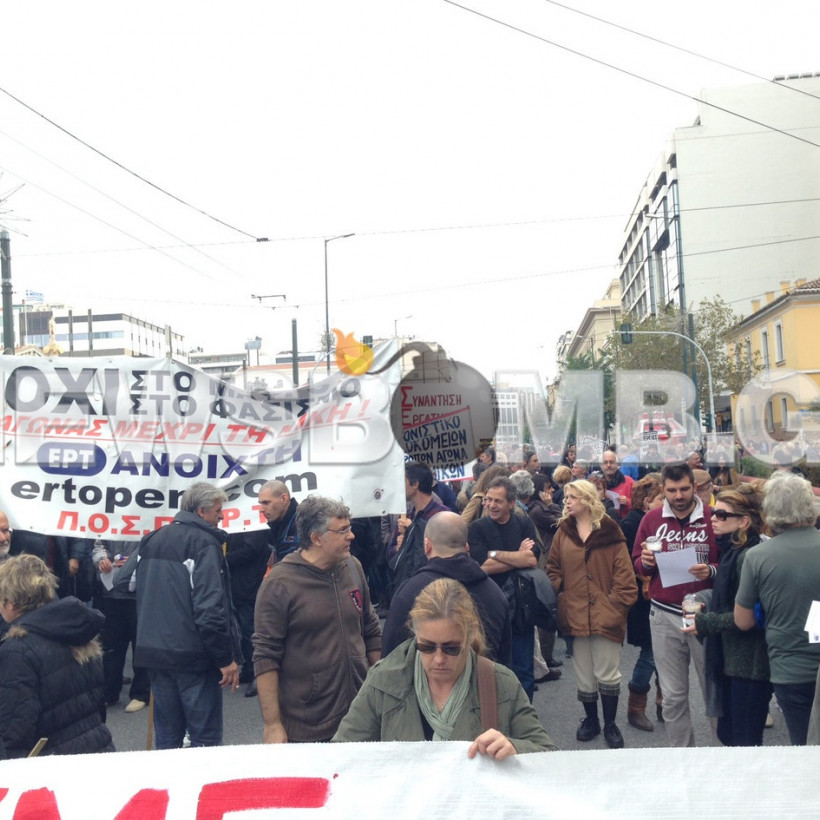 Σε εξέλιξη η πορεία της ΑΔΕΔΥ (Φωτό & Βίντεο)