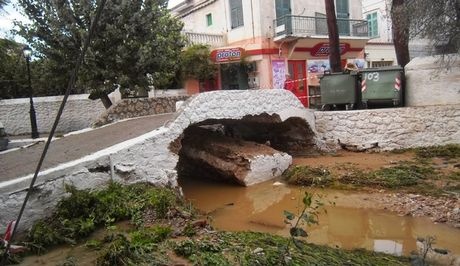 Εικόνες βιβλικής καταστροφής στις Σπέτσες (pics)