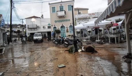 Εικόνες βιβλικής καταστροφής στις Σπέτσες (pics)