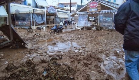 Εικόνες βιβλικής καταστροφής στις Σπέτσες (pics)