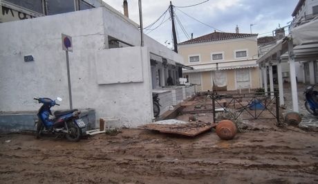 Εικόνες βιβλικής καταστροφής στις Σπέτσες (pics)