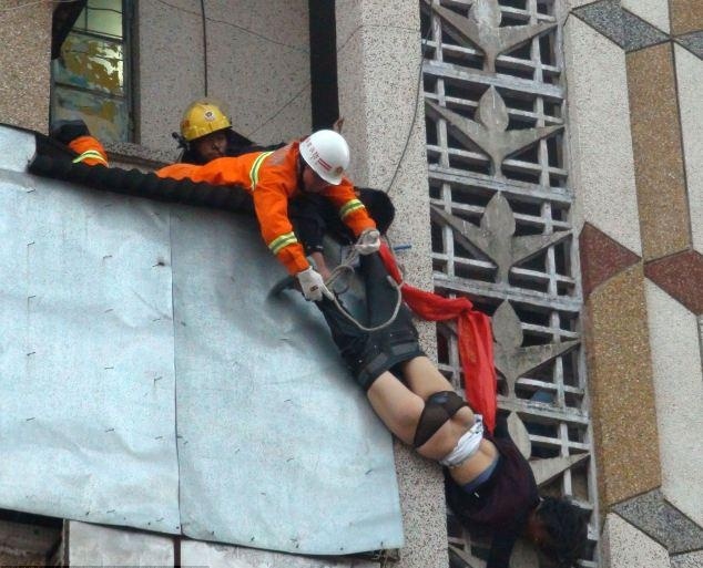 Έπιασε στον αέρα τη γυναίκα του που προσπάθησε να αυτοκτονήσει (pics)