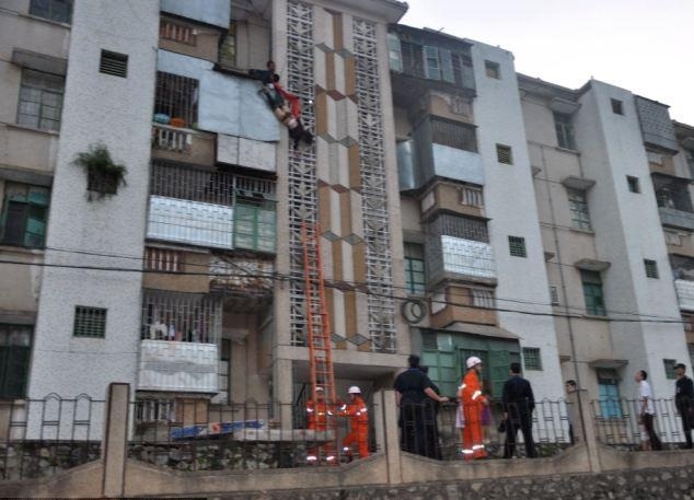 Έπιασε στον αέρα τη γυναίκα του που προσπάθησε να αυτοκτονήσει (pics)