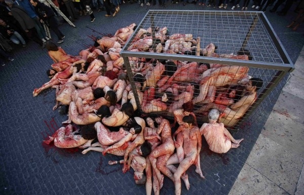 Ισπανία: Συγκλονιστικές εικόνες - Με αίμα βάφτηκε η γυμνή διαμαρτυρία