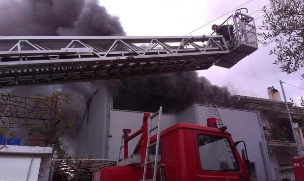 Πάτρα: Φωτιά σε σπίτι και αποθήκη με Χριστουγεννιάτικα