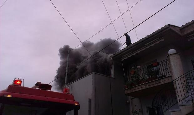 Πάτρα: Φωτιά σε σπίτι και αποθήκη με Χριστουγεννιάτικα