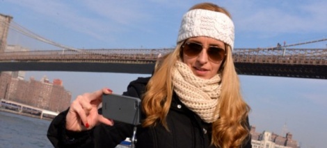 ΣΟΚ: Φωτογραφιζόταν χαμογελαστή με φόντο μια... απόπειρα αυτοκτονίας