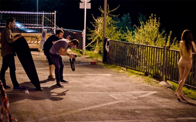 Οι γυναίκες μιας ιταλικής πόλης τα... έβγαλαν για καλό σκοπό (pics)