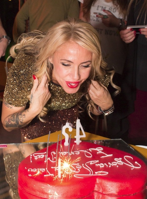 Την αναγνωρίζετε; Αυτή είναι η σούπερ σέξι ανηψιά της Βουγιουκλάκη!