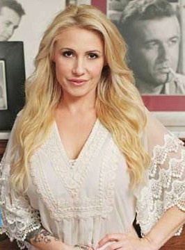 Την αναγνωρίζετε; Αυτή είναι η σούπερ σέξι ανηψιά της Βουγιουκλάκη!