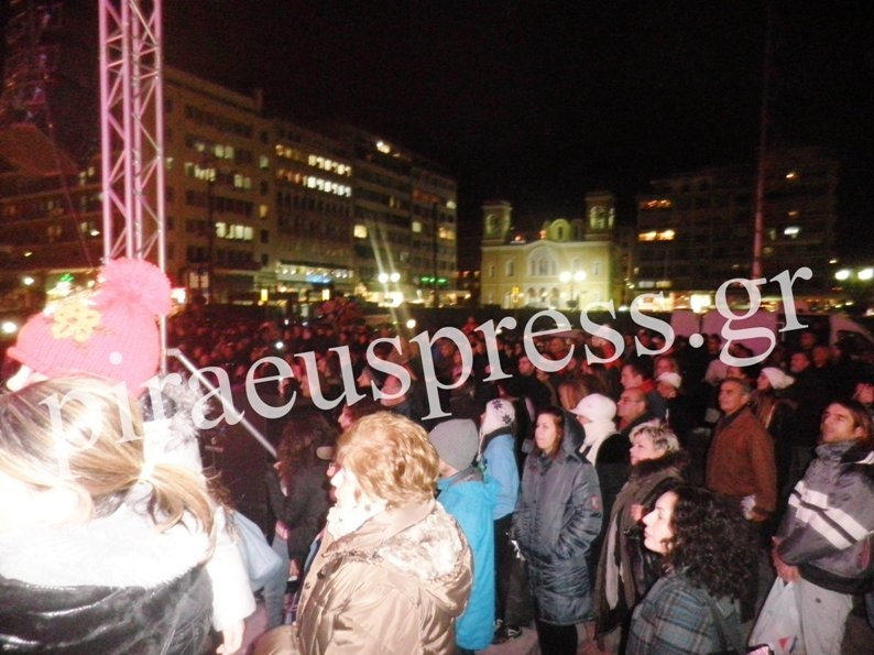 Άναψε το χριστουγεννιάτικο καράβι στο Δημ. Θέατρο Πειραιά (pics+vid)