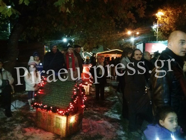 Πειραιάς: Εντυπωσιακή η φωταγώγηση του δέντρου (pics+vid)