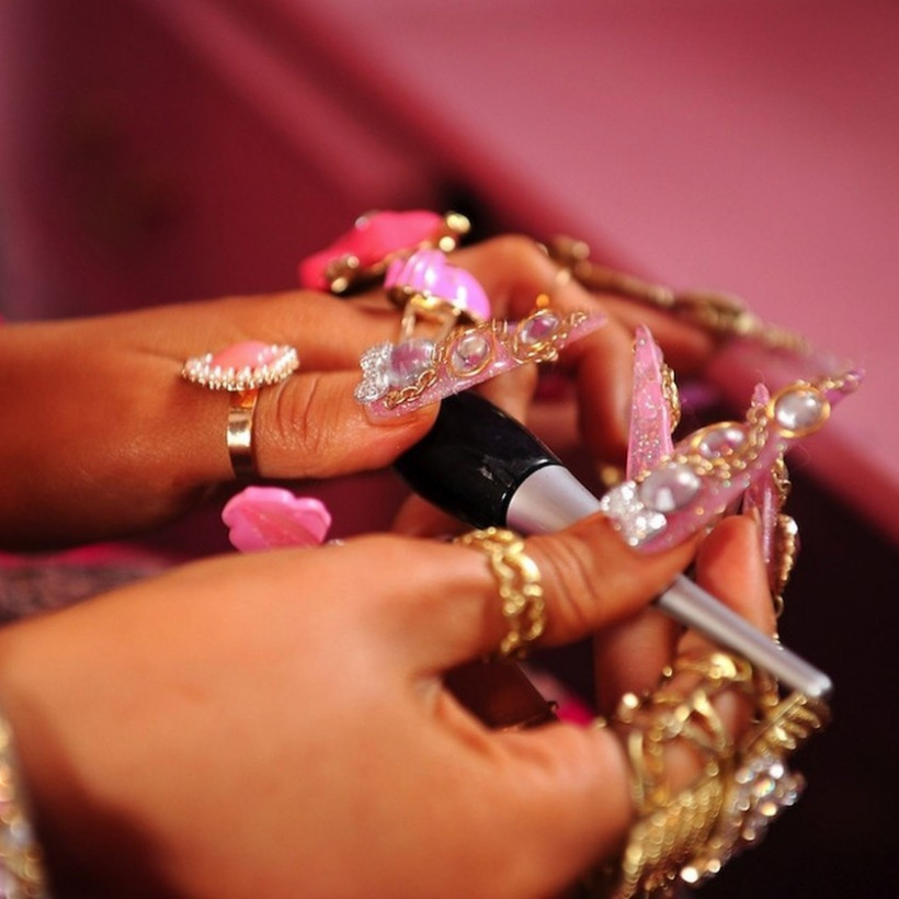 Η δασκάλα που απολύθηκε επειδή ήταν σέξι τα... πέταξε όλα! (pic)