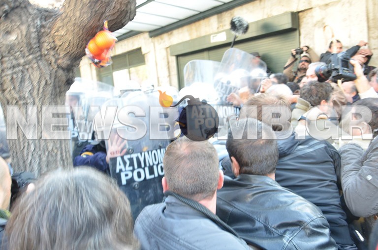 «Πορτοκαλοπόλεμος» στο Σύνταγμα μεταξύ αγροτών και αστυνομίας (Φωτό)