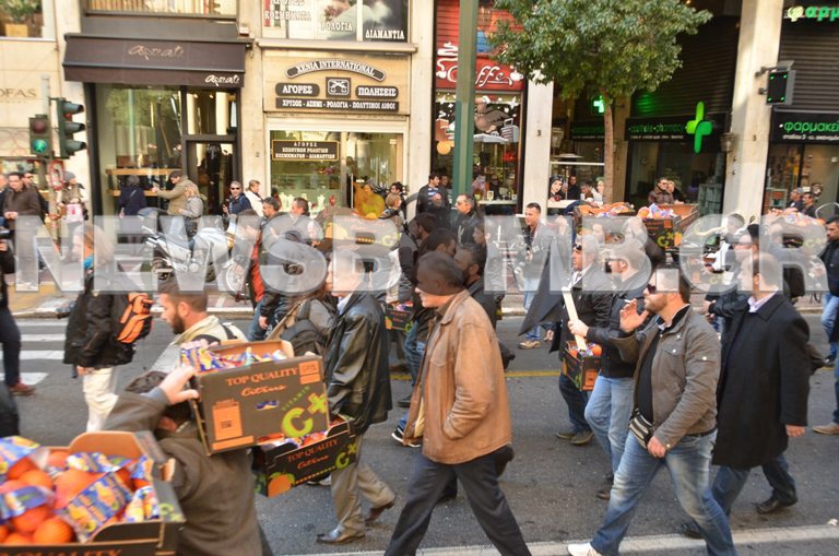 «Πορτοκαλοπόλεμος» στο Σύνταγμα μεταξύ αγροτών και αστυνομίας (Φωτό)