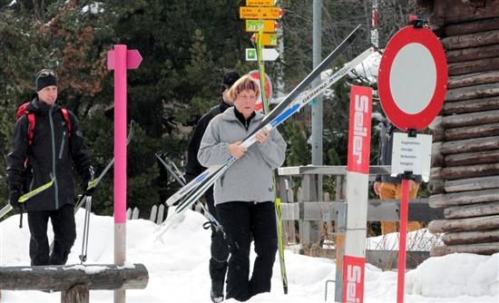 Μέρκελ: Επιβάλει σκληρή λιτότητα ενώ κάνει σκι στο Σεν Μόριτζ (pics)