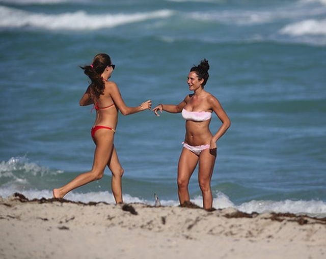 H σέξι Nicole Minetti που αναστατώνει την Ιταλία 