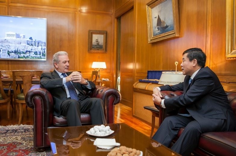 Συνάντηση Αβραμόπουλου με τον Πρέσβη της Λαϊκής Δημοκρατίας