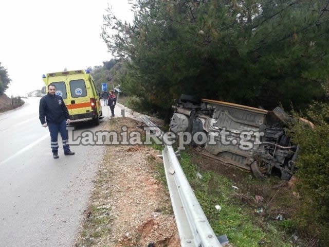 Λαμία: Κι όμως ο οδηγός του αυτοκινήτου σώθηκε! (pics)