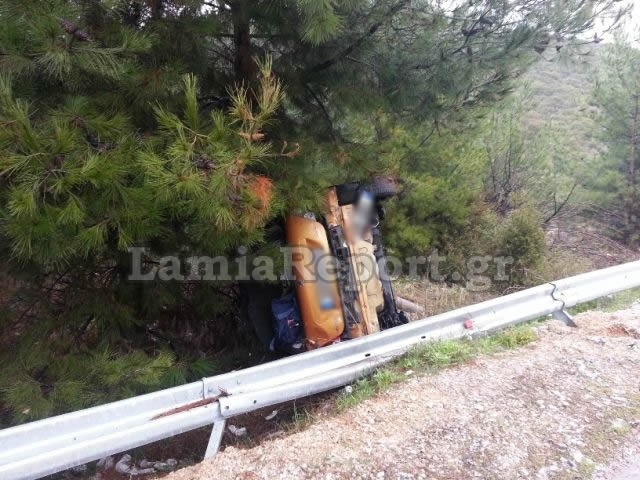 Λαμία: Κι όμως ο οδηγός του αυτοκινήτου σώθηκε! (pics)