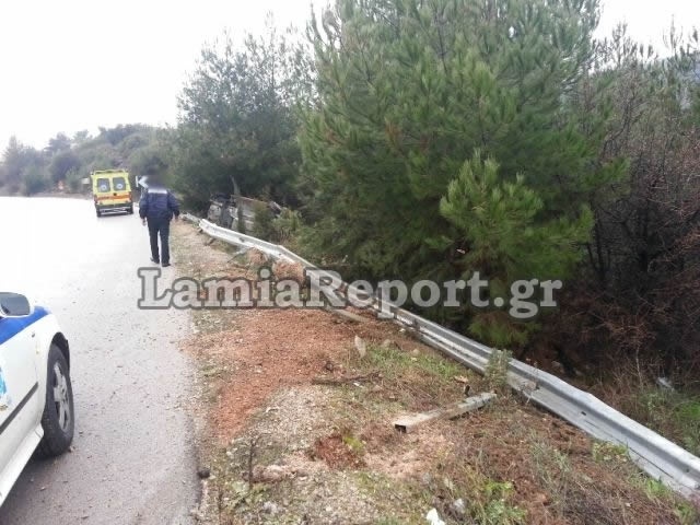 Λαμία: Κι όμως ο οδηγός του αυτοκινήτου σώθηκε! (pics)
