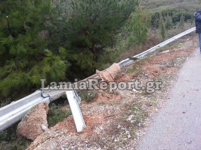 Λαμία: Κι όμως ο οδηγός του αυτοκινήτου σώθηκε! (pics)