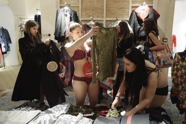 Ξεσάλωσαν οι Ιταλοί: Πήγαν για ψώνια με τα εσώρουχά τους!