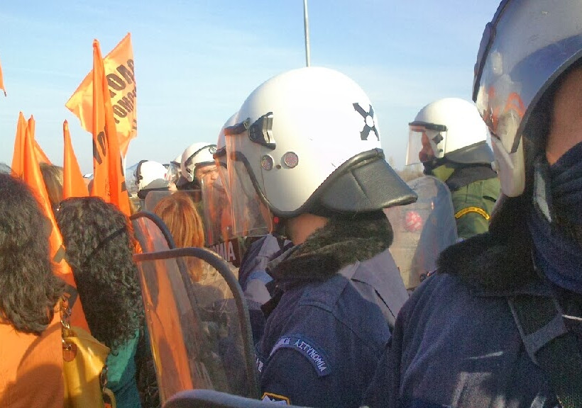 Mε χημικά άνοιξαν το δρόμο στα διόδια Πυργετού (pics)